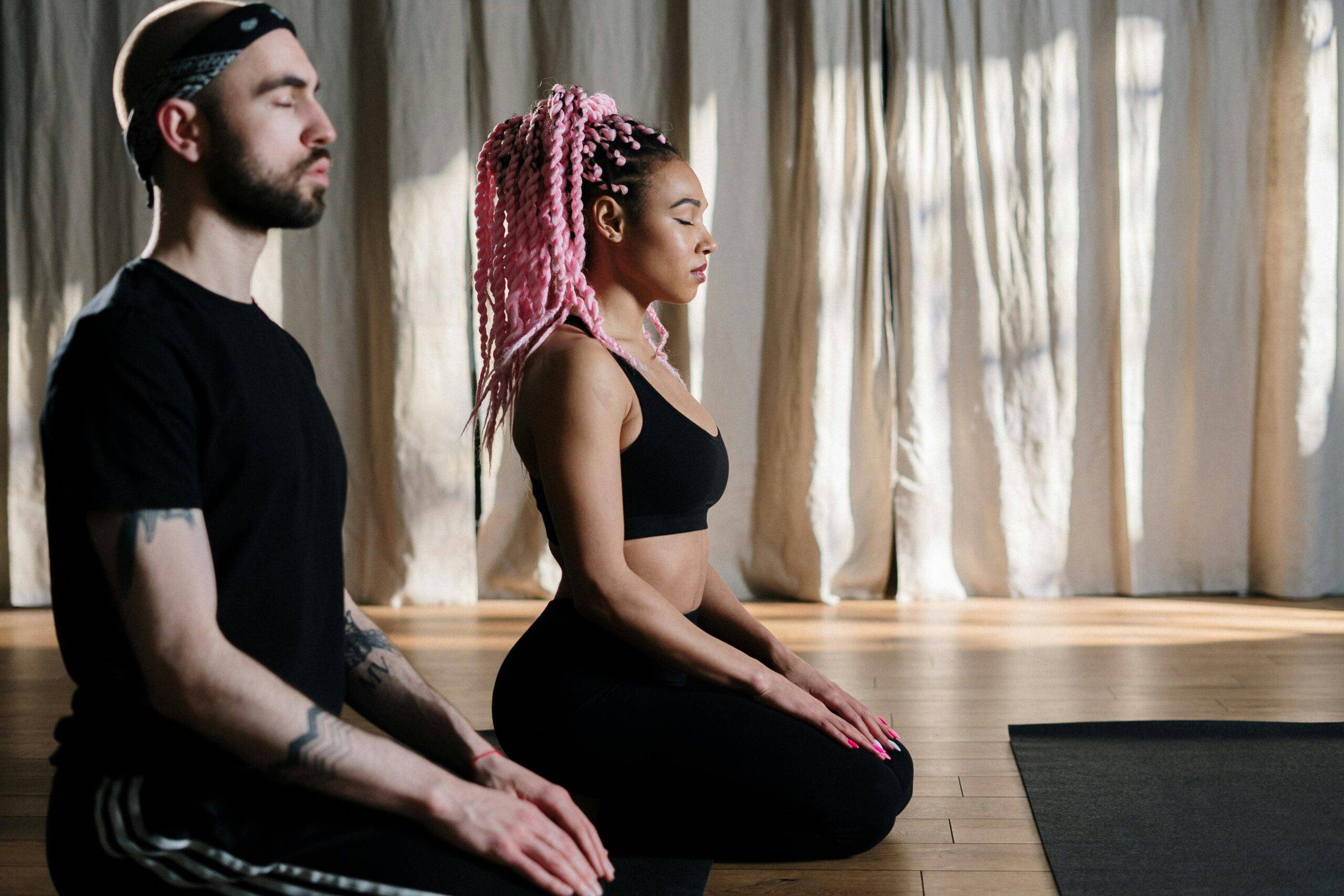 Hvad tøj har man på til yoga? En guide til det perfekte yogatøj